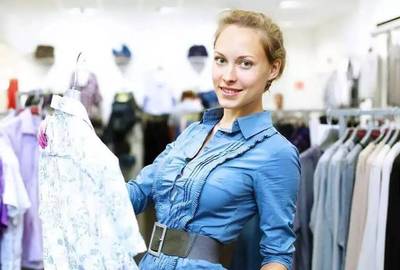 服装销售技巧:顾客进店只看不买?7句话教你开大单!